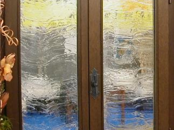 Finestra in arte povera con vetro lavorato